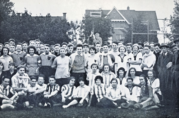 Groepsfoto van de deelnemende clubs aan de Bondsdag van de C.K.B. gehouden te Delft in de jaren twintig van de twintigste eeuw. Bron: Dertig jaren C.K.B. (z.p. 1950), tegenover p. 17.