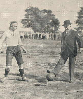 Z.Exc. H. Colijn gaf den aftrap bij de voetbaldemonstratie op den landdag van den Geref. Jeugdraad, onlangs gehouden.  Bron: Lichaamsoefening 3 juli 1930, p. 355.