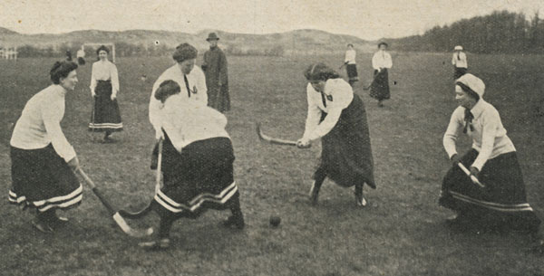 Foto van de dameshockeywedstrijd H.H.V. – Haarlem. Bron: De Sportkroniek 5 mrt. 1912, p. 567.