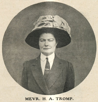 Mevrouw H.A. Tromp nam in oktober 1911 het initiatief tot de oprichting van de Nederlandsche Dames Hockeybond. Bron: De Sportkroniek 5 mrt. 1912, p. 566. 