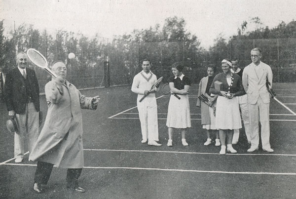 Burgemeester Van Gerrevink slaat de eerste bal bij de opening van de banen van het Carla Tennispark in Oegstgeest. Bron: Sport in beeld/De revue der sporten 8 okt. 1934, p. 6.