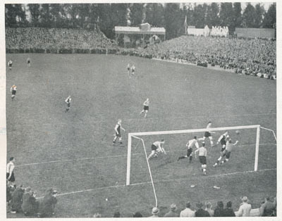 Voetbal in volle glorie. Een foto van de Rotterdamse derby Sparta – Feyenoord voor “een slordige 20.000 menschen” op Spangen in oktober 1936. Bron: Sport in beeld/Revue der sporten 12 okt. 1936, p. 1 (foto) en 8 (toelichting).