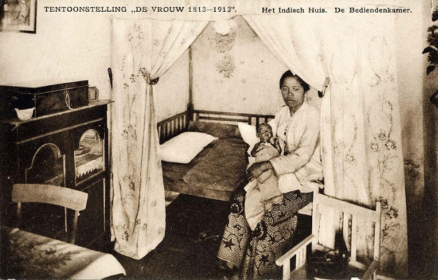De bediendenkamer in Het Indisch Huis, met een Javaanse huishoudster met kind