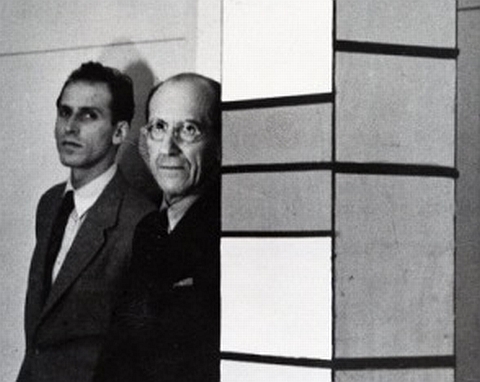 Piet Mondriaan en Harry Holtzman in Holtzmans atelier, 1940-1941 (Collectie RKD)