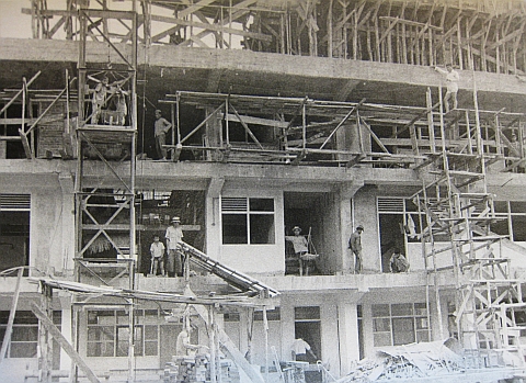 Bouwvan een nieuw ziekenhuis in Jakarta, eind jaren zestig. Archief Ministerie van Buitenlandse Zaken
