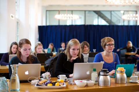 Een Wikipedia edit-a-thon. CC-BY Wikimedia Commons (https://commons.wikimedia.org/wiki/File:Participants_of_the_Wikimedia_Design_edit-a-thon.jpeg)