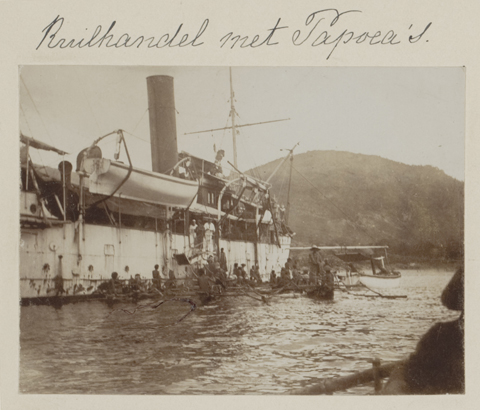 Siboga-expeditie: Ruilhandel met Papoea’s. CC-BY Wikimedia commons (https://commons.wikimedia.org/wiki/Category:Photographs_of_the_Siboga_Expedition#/media/File:UvA-BC_300.104_-_Siboga_-_ruilhandel_met_Papoea%27s.jpg)