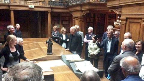 Medewerkers van Teylers Museum tonen de analoge versie van Witsens boek zien Medewerkers van Teylers Museum tonen de analoge versie van Witsens boek zien