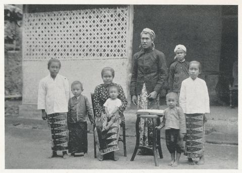 Laban met vrouw en kinderen, evangelist in Cheribon, een van de stations van de in 1858 in Rotterdam opgerichte Nederlandsche Zendingsvereeniging. (uit: Ds. H.J. Rooseboom, Na vijftig jaren. Gedenkboek (bij gelegenheid van het vijftigjarig bestaan van de Nederlandsche Zendingsvereeniging)