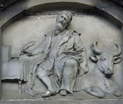Gevelsteen in poort van de Waag, Amsterdam. Afgebeeld is St. Lucas, de beschermheilige van het schildersgilde.
