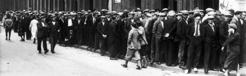 Crisisjaren, augustus 1933: Rij werklozen staat te wachten op uitreiking gratis rijwielplaatjes. Amsterdam, Kloveniersburgwal, -zijgevel Oost-Indisch Huis, Oude Hoogstraat 24. Collectie Spaarnestad Photo